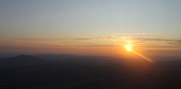 Dnes ještě zapadá slunce nad ... Sazenou