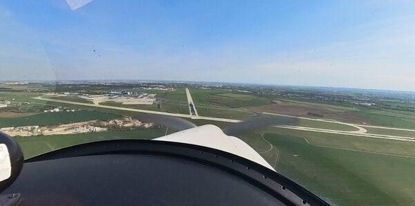 Průlet letištěm Ruzyně a Prahou