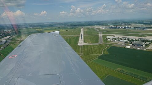 Průlet letištěm Ruzyně a Prahou