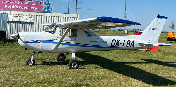 Santiniho podpis v krajině: Vyhlídkový let z letiště Sazená na letiště Plasy