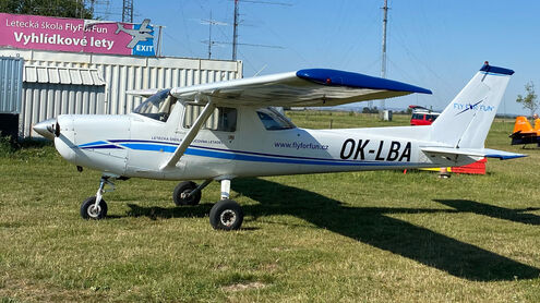 Santiniho podpis v krajině: Vyhlídkový let z letiště Sazená na letiště Plasy