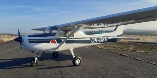 Santiniho podpis v krajině: Vyhlídkový let z letiště Příbram na letiště Plasy